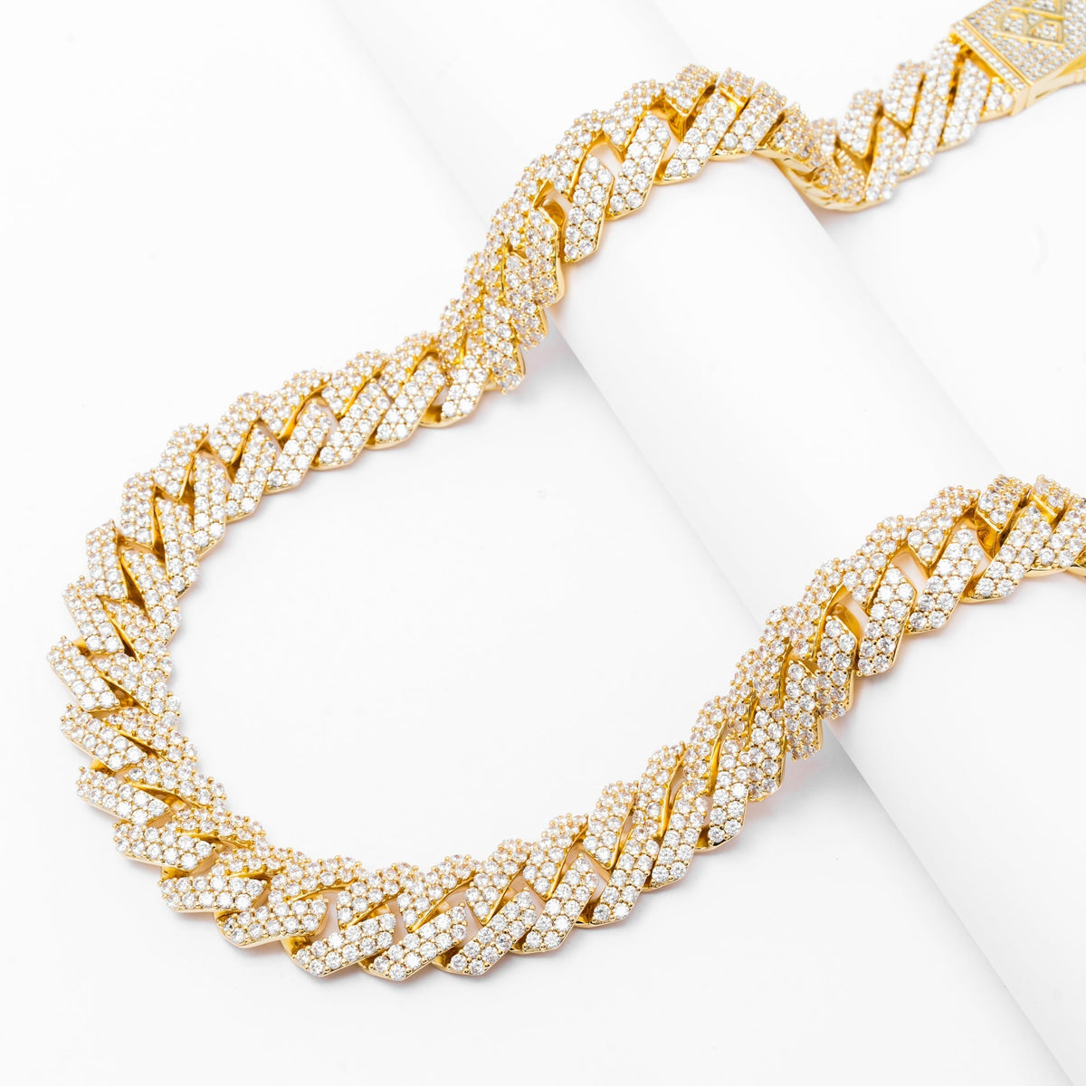 Big Daddy 19MM Cuban chain laying flat showing straight edge diamond pattern