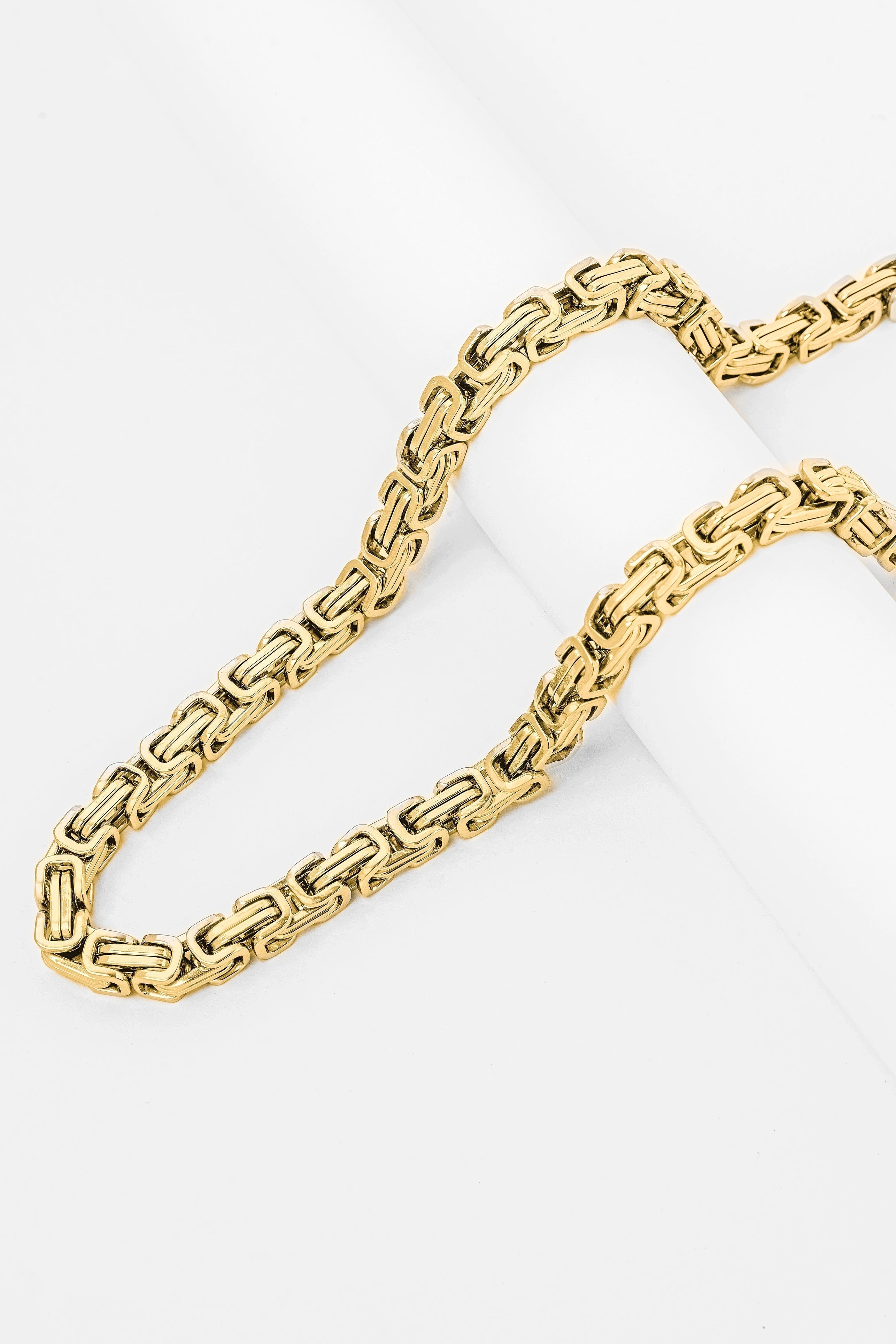 Big Daddy 8MM Byzantine Link 18K gold chain coiled layout view