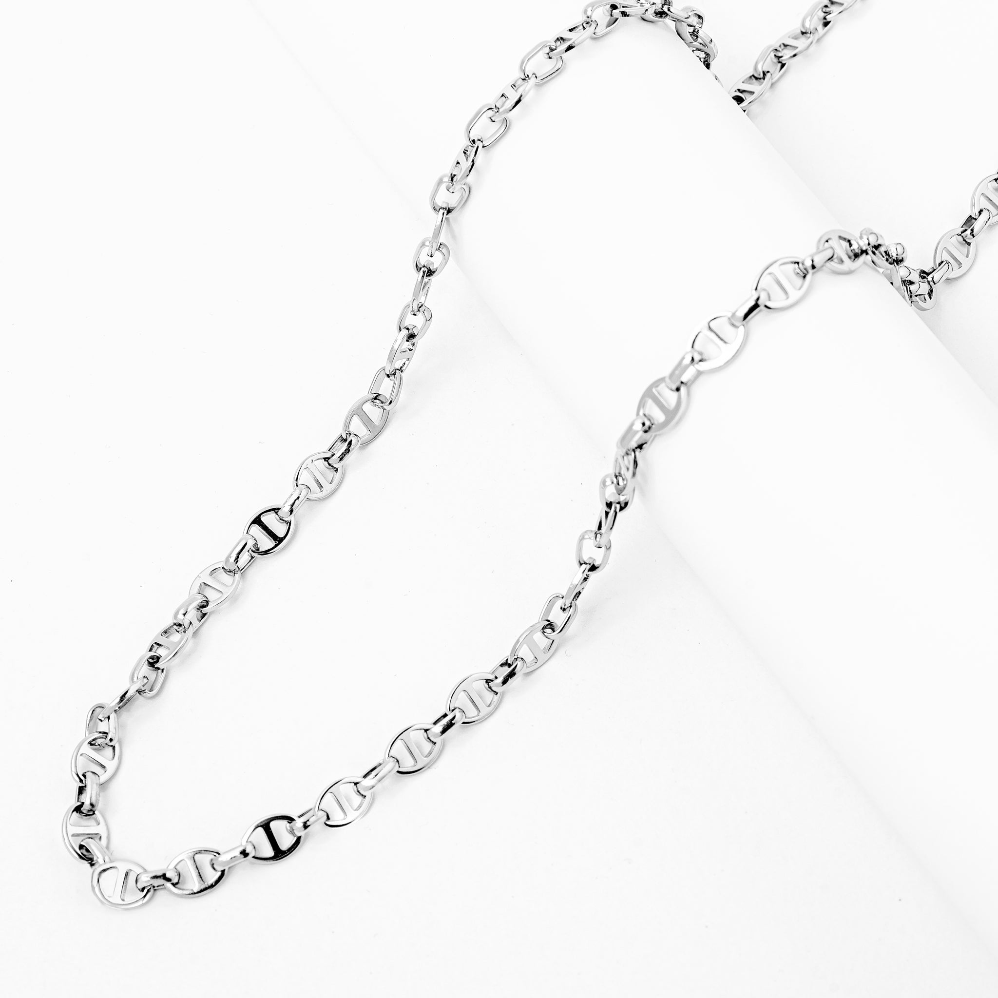 Close-up of 8MM mariner link chain and clasp attachment