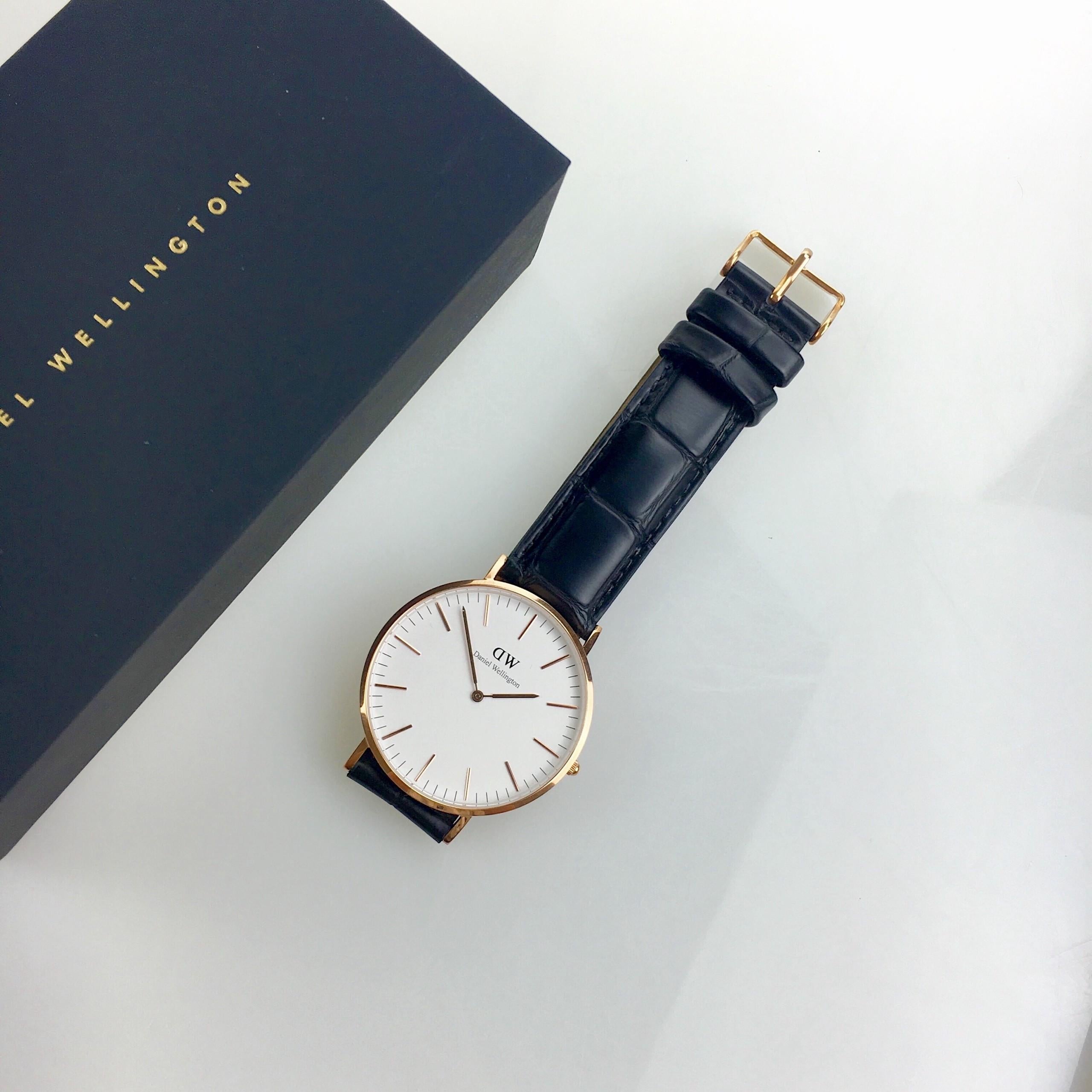 Daniel Wellington Reading watch in navy blue box with owner's guide and accessories