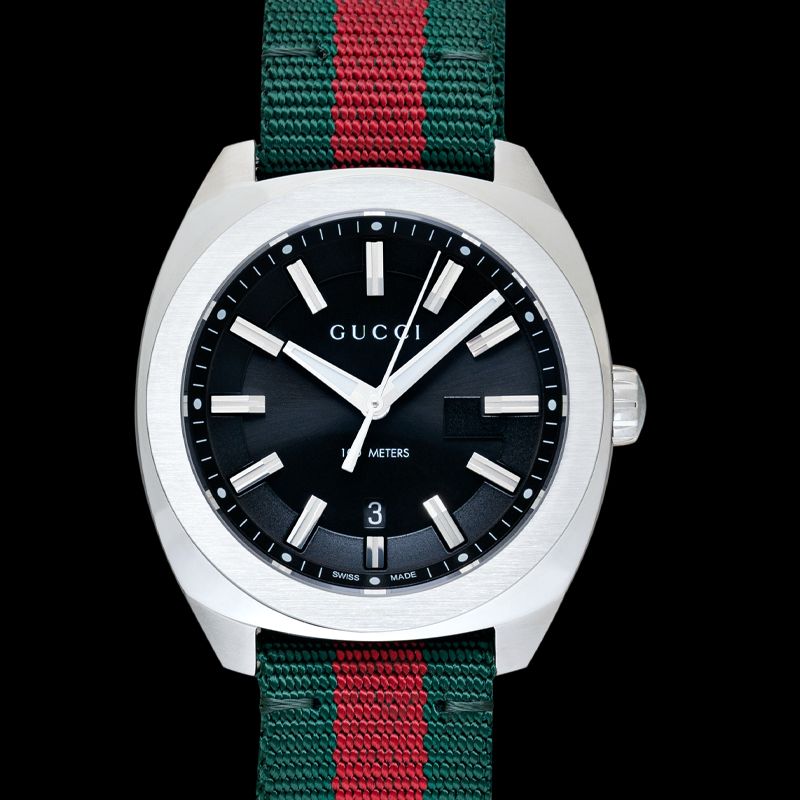 Gucci GG2570 YA142305 close-up of black dial showing hour markers and hands