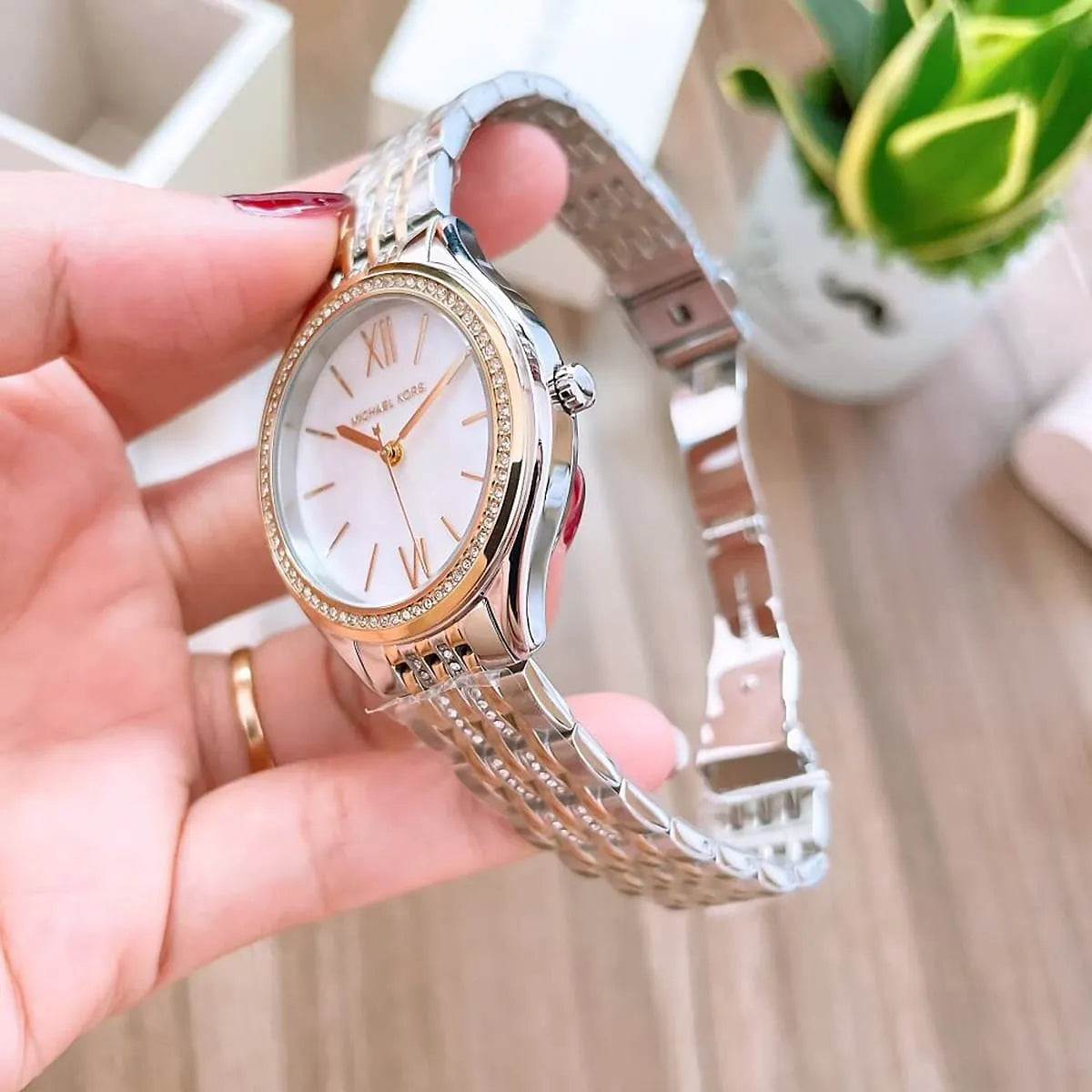 Angled view of Michael Kors Mindy MK7084 showing case and bracelet construction