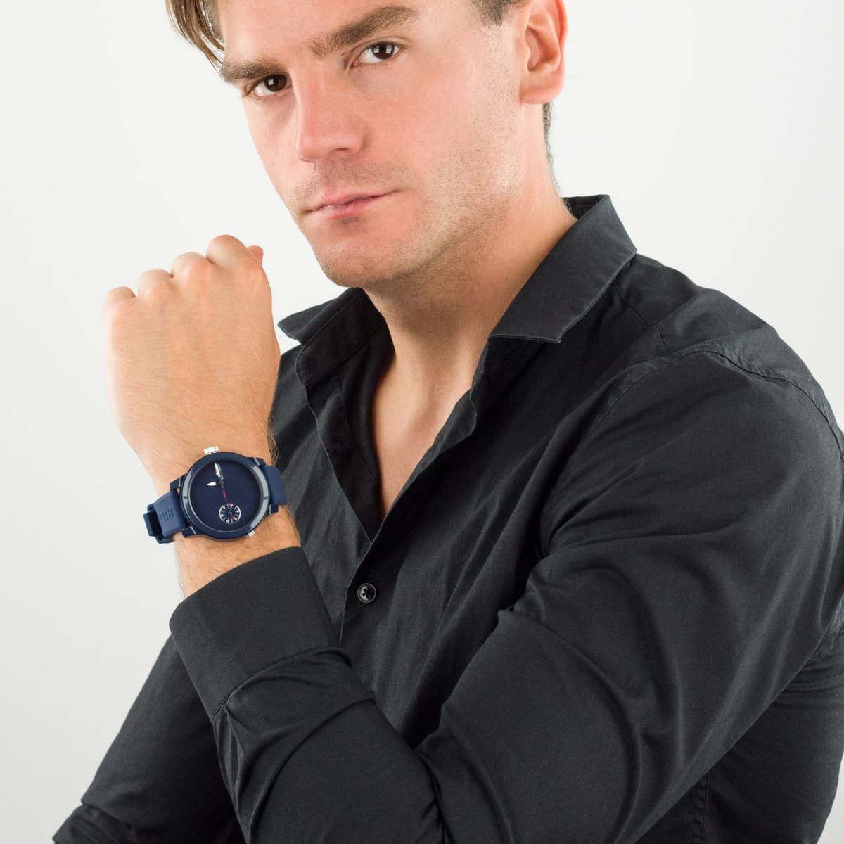Man wearing Tommy Hilfiger sport watch with navy blue dial and silicone strap
