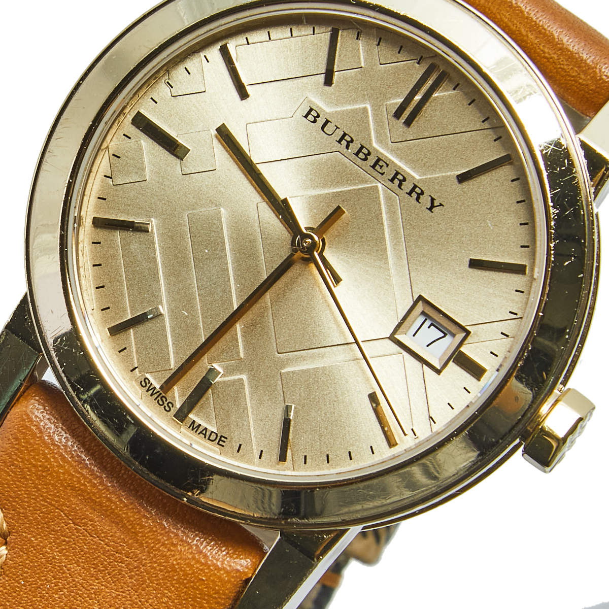 Close-up of Burberry The City champagne dial with applied indices, date window, and Burberry branding