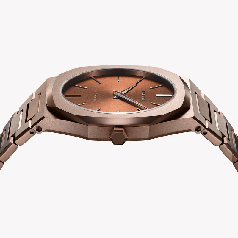 D1 Milano UTBJ10 watch at angle showing case and bracelet structure