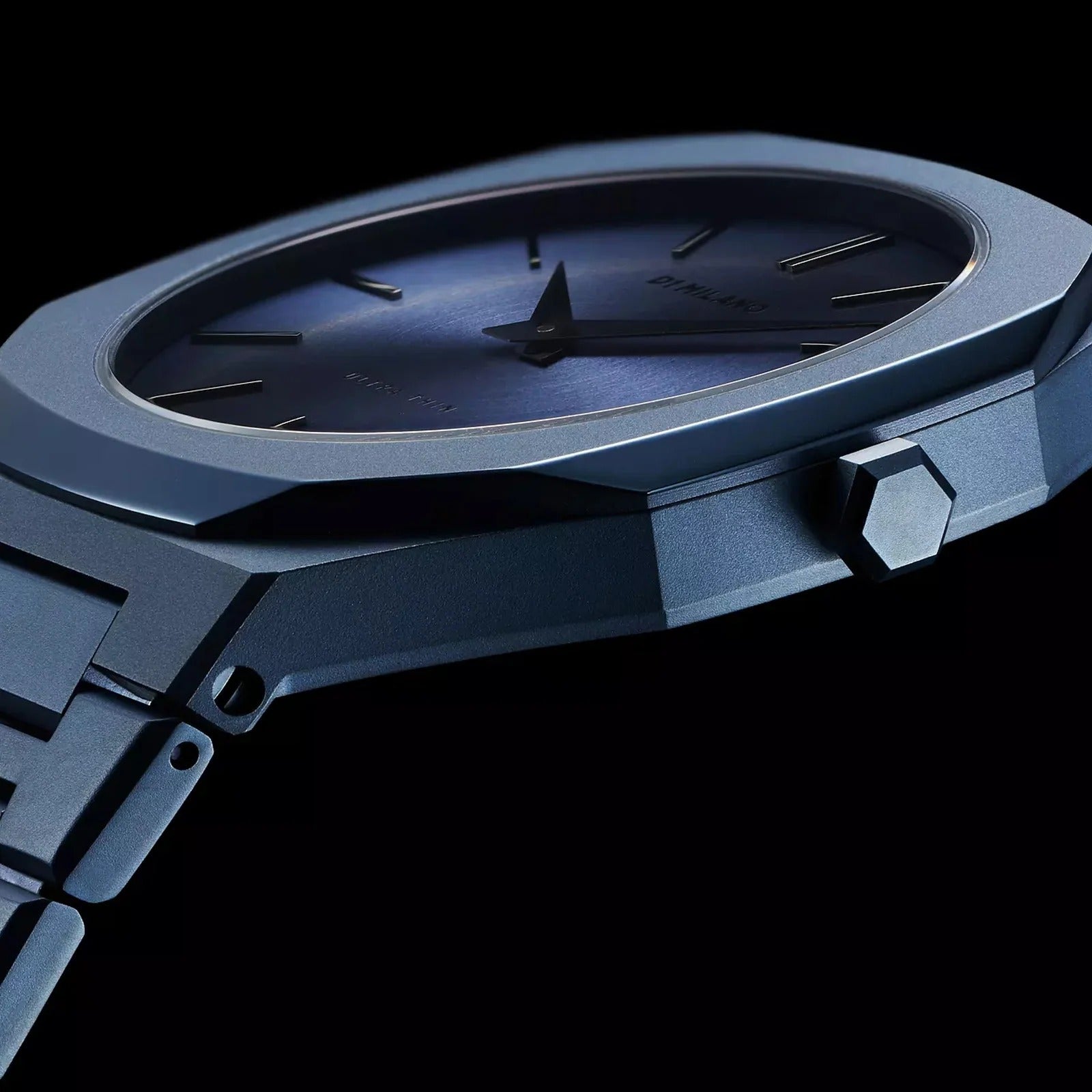 D1 Milano UTBL33 close-up of blue dial with applied hour markers