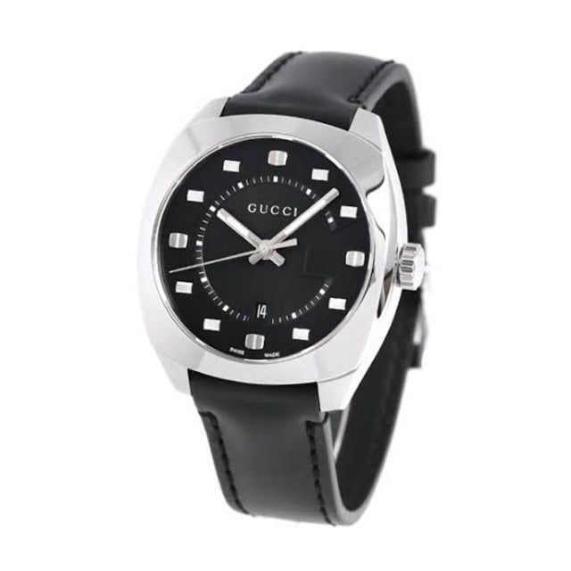 Gucci GG2570 three-quarter view with silver case and black leather strap