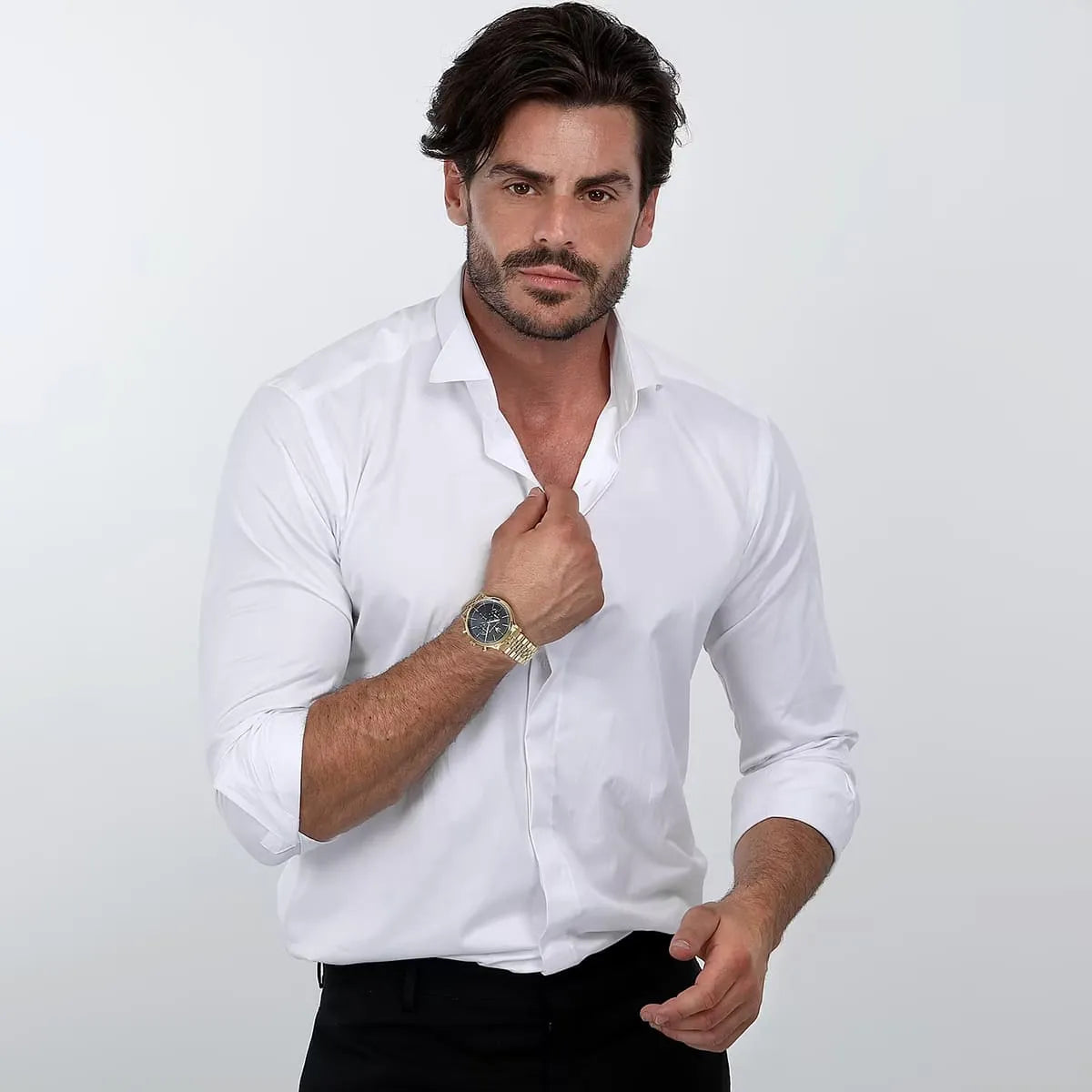 Man wearing Maserati Epoca gold chronograph on wrist