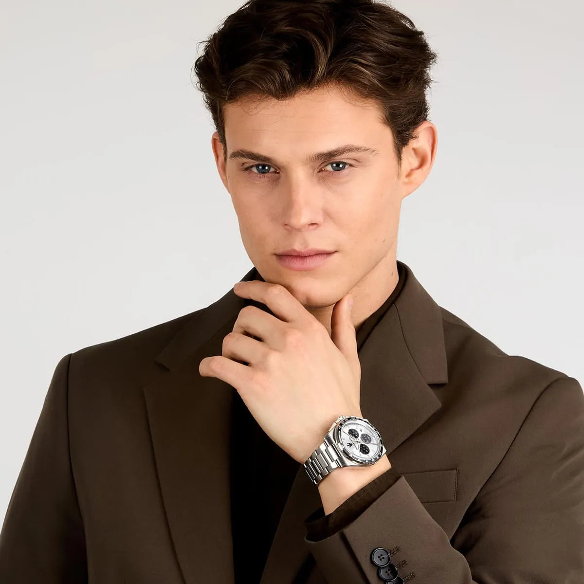 Man wearing Maserati Velocità silver chronograph watch with black jacket